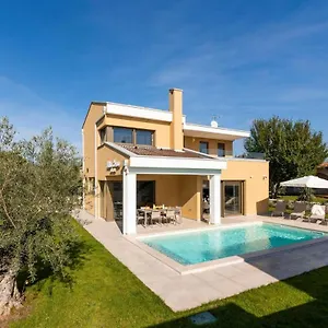 https://villa-elena-52440.in-istria.net